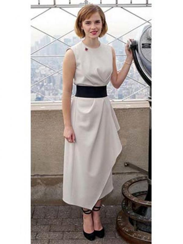 Bagi kamu yang menyukai gaya busana dengan warna monokrom, mungkin kamu bisa meniru gaya dari Emma Watson. (via: boldsky.com)