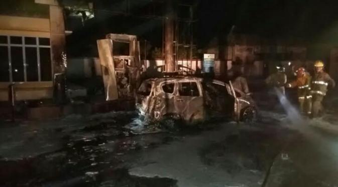 SPBU di Riau terbakar gara-gara pengemudi ngotot tak mematikan mesin saat mengisi BBM (Liputan6.com /  M.Syukur)