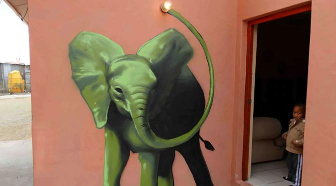 Gajah penjaga rumah. (Via: boredpanda.com)