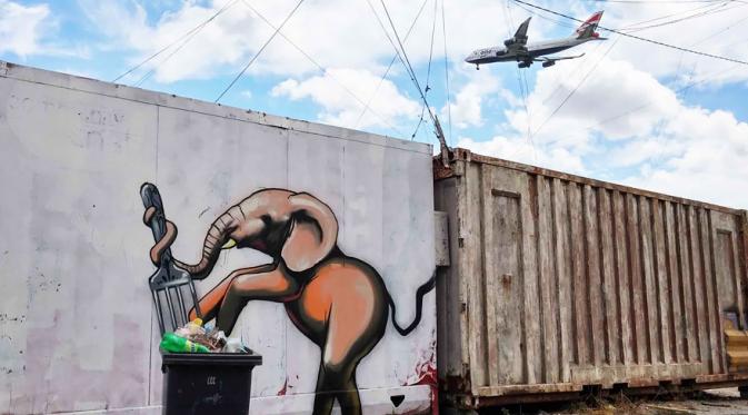 Gajah penjaga tong sampah. (Via: boredpanda.com)