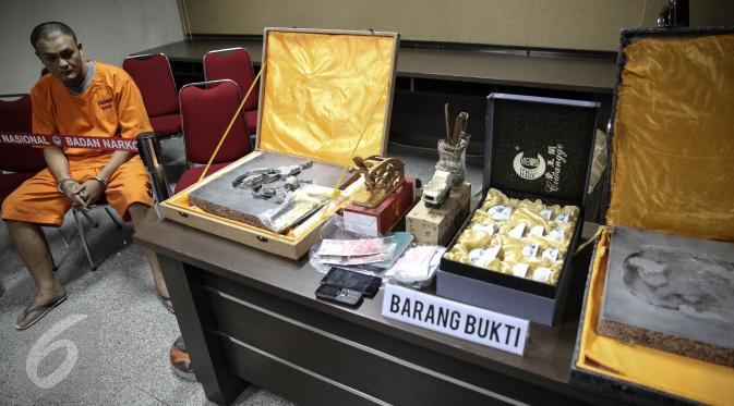 Barang bukti dihadirkan saat rilis barang bukti sabu di Gedung BNN, Jakarta, Rabu (20/4). BNN mengamankan sabu sebanyak 13,9 kg yang berasal dari Taiwan dan Afrika Selatan. (Liputan6.com/Faizal Fanani)