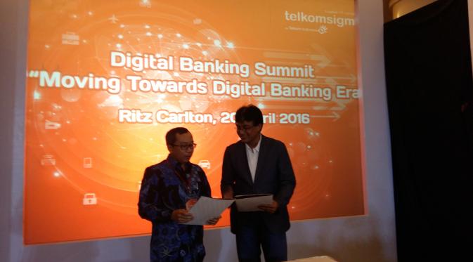 (kiri-kanan) Direktur Operasional PT Bank Pundi Indonesia, Maximianus Puguh Djiwanto dan CEO TelkomSigma, Judi Achmadi, berbincang usai MoU penggunaan solusi Arium di Bank Pundi di Jakarta, Rabu (20/4/2016)
