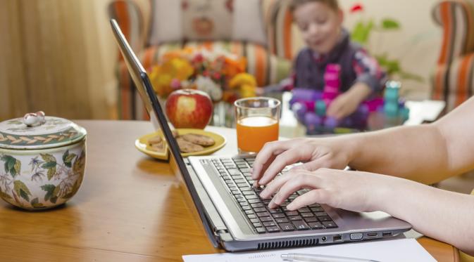 Tidak semua orang paham dengan pengorbanannya. Perempuan kadang harus terus bekerja siang-malam; di rumah dan di kantor. 