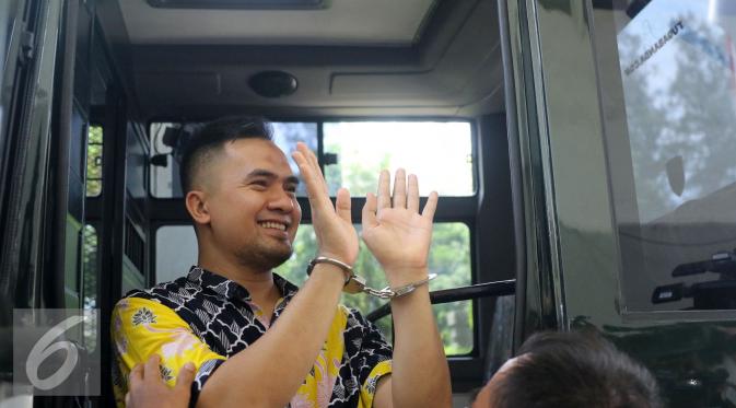 Saipul Jamil tiba di Pengadilan Negeri Jakarta Utara untuk menjalani sidang tuduhan pelecehan seksual terhadap remaja DS, Kamis (21/4/2016). [Foto: Herman Zakharia/Liputan6.com]