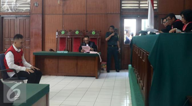 Saipul Jamil menjalani persidangan dugaan pelecehan seksual remaja berinisial DS di Pengadilan Negeri Jakarta Utara, Kamis (21/4/2016). [Foto: Herman Zakharia/Liputan6.com]