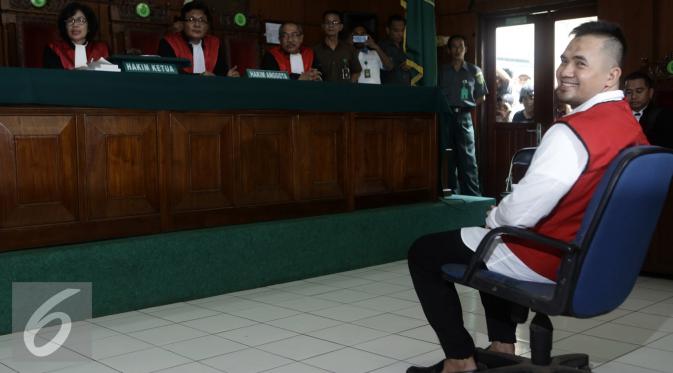 Penampilan Saipul Jamil di dalam ruang persidangan kasus dugaan pelecehan seksual terhadap remaja DS di Pengadilan Negeri Jakarta Utara, beberapa waktu lalu. [Foto: Herman Zakharia/Liputan6.com]