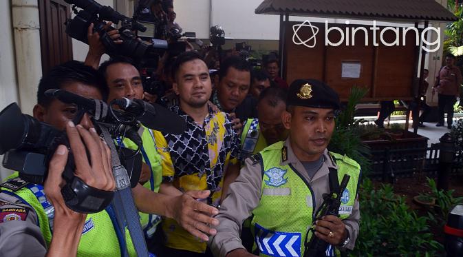 Mantan suami Dewi Perssik ini mendapat pengawalan ketat dari pihak kepolisian saat menghadiri sidang perdana. (Andy Masela/Bintang.com)