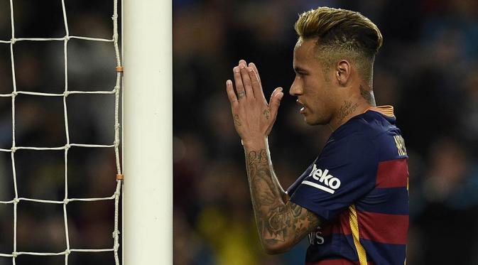3. Neymar (Barcelona), mampu menggantikan peran Messi yang cedera pada awal musim. Kemampuannya seakan menghilang pada akhir musim, hal ini tak lepas dari kebiasaan buruknya yang suka berpesta hingga larut malam. (AFP/Lluis Gene) 