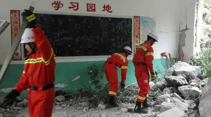 Tim penyelamat mengevakuasi lokasi kejadian. (via: shanghaiist.com)