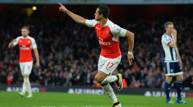 Striker Arsenal, Alexis Sanchez, usai membobol gawang West Bromwich Albion, pada laga lanjutan Premier League, di Emirates Stadium, Kamis atau Jumat (22/4/2016) dini hari WIB. (AFP/Glyn Kirk).