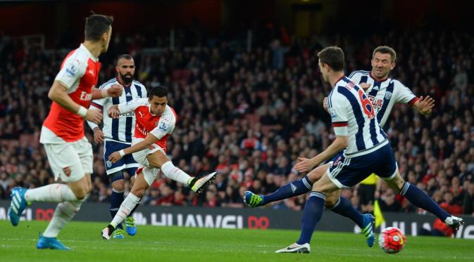 Pemain Arsenal, Alexis Sanchez, saat mencetak gol pertama ke gawang West Bromwich Albion pada lanjutan Liga Inggris di Stadion Emirates, London, Jumat (22/4/2016) dini hari WIB. (AFP/Glyn Kirk)
