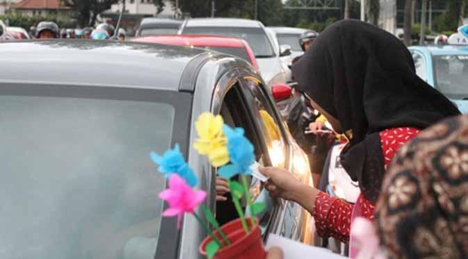 Aksi ini dilakukan agar peringatan Hari Kartini tidak sekedar mengucapkan dan mengunggah  sesuatu tentang hari Kartini di media sosial.