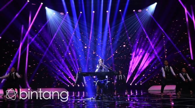 Isyana Sarasvati ketika tampil di The Biggest Concert: Perempuan Hebat Indonesia. (Adrian Putra/Bintang.com)