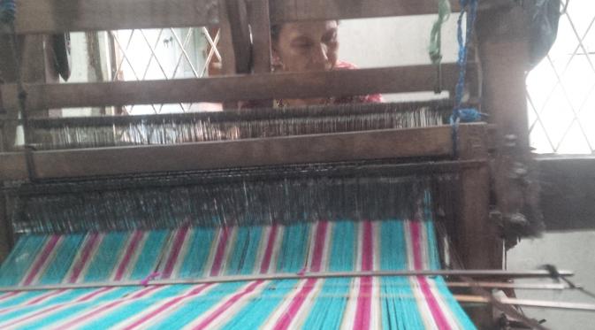 Penenun kain tradisi khas Palembang kini hanya para perempuan paruh baya. (Liputan6.com/Nefri Inge)