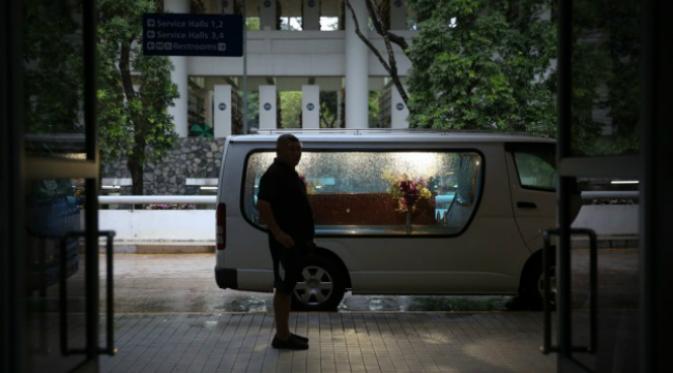 Tommy Yu (51) sedang menunggu jenazah Hong di Mandai Crematorium. (Sumber Asia One)