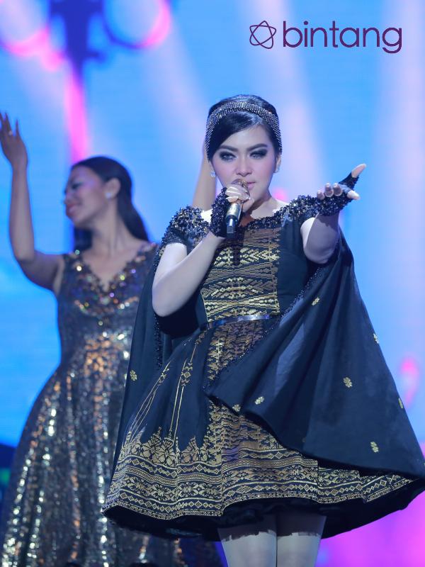 Penyanyi Syahrini saat tampil di acara The Biggest Concert 'Perempuan Hebat Indonesia' di studio 6 Emtek City, Jakarta Barat, Kamis (21/4).(Adrian Putra/Bintang.com)