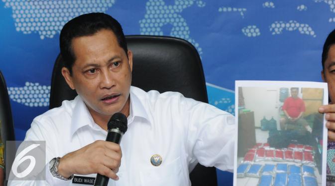 Kepala BNN, Komjen Pol Budi Waseso menunjukkan foto tersangka pengedar ribuan pil ekstasi saat diperiksa di Jakarta, Jumat (22/4/2016). Tersangka dinyatakan meninggal setelah mendapat perawatan di RS Polri Kramat Jati. (Liputan6.com/Helmi Fithriansyah)