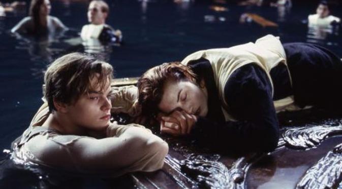 Leonardo DiCaprio dan Kate Winslet di film Titanic. Foto: via ibnlive.com