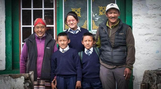 Suku Sherpa merupakan suku yang tinggal dan menetap di sekitar Gunung Everest.