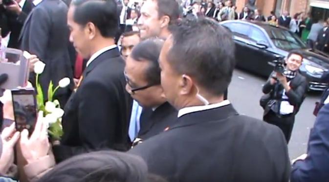 Jokowi mendapat seikat bunga Tulip dari WNI saat di Den Haag, Belanda