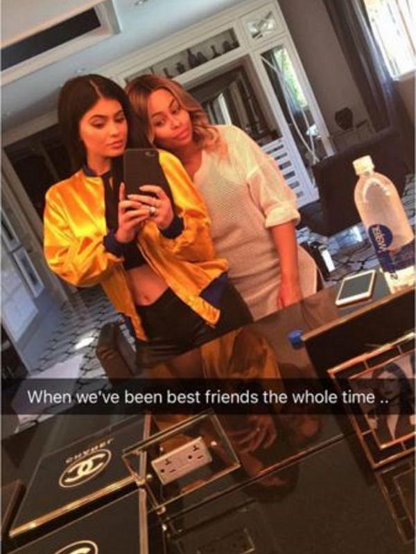 Kylie Jenner dan Blac Chyna pamer keakraban di akun snapchat pribadinya dengan berbagai pose (via instagram.com)