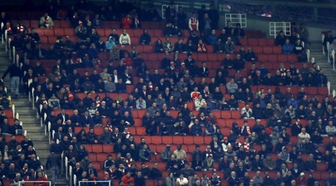 Beberapa kursi terlihat kosong di salah satu tribune Stadion Emirates saat Arsenal menghadapi West Bromwich Albion, Kamis (21/4/2016). (Daily Mail).