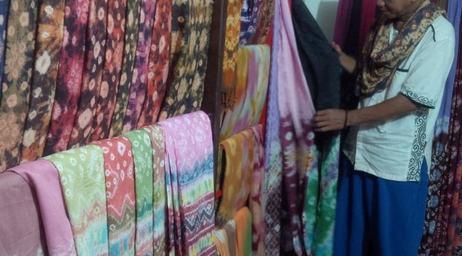 Penerus usaha kain tenun Palembang justru adalah para pendatang. (Liputan6.com/Nefri Inge)