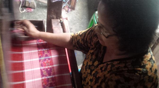 Penenun kain khas Palembang kebanyakan adalah perempuan paruh baya. (Liputan6.com/Nefri Inge)