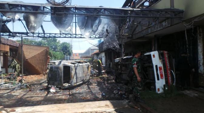 Anggota TNI saat melihat kondisi mobil yang terbakar. (Liputan6.com/Okan Firdaus)