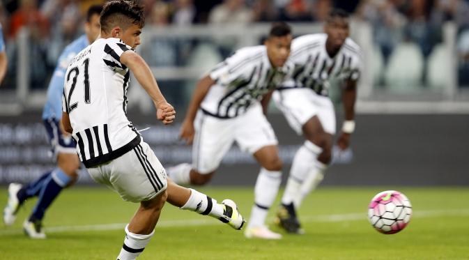 Striker Juventus, Paulo Dybala (kiri) melakukan sepakan penalti yang berujung gol ke gawang Lazio (20/4/2016), di Juventus Stadium. Dybala akan menjadi andalan Juventus saat bersua Fiorentina, Senin (25/4/2016) dini hari WIB.  (Reuters/Alessandro Garofalo