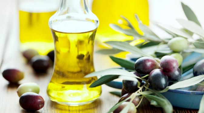 Olive Oil untuk dapatkan bibir pink alami. (via: cloverjelly.com)