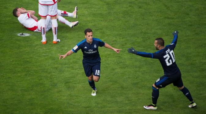Pemain Real Madrid, Lucas Vazquez, merayakan gol yang dicetaknya ke gawang Rayo Vallecano dalam laga La Liga Spanyol di Stadion Campo de Fútbol de Vallecas, Sabtu (23/4/2016). (AFP/Curto De La Torre)