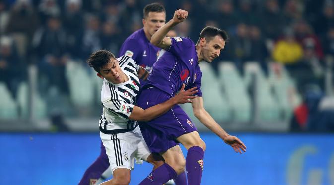 Dybala tengah berebut bola dengan pemain Fiorentina, Milan Badelj. MARCO BERTORELLO / AFP