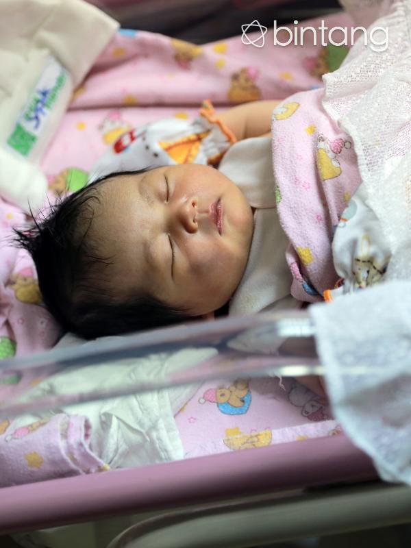 Inilah anak pertama Tantri Kotak dan Adra Naff. (Adrian Putra/Bintang.com)