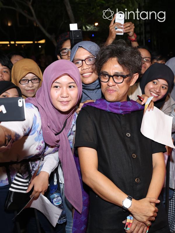 Selain produser, sang sutradara Riri Riza pun juga diajak selfie. Jeritan dan teriakan selalu terdengar dari fans remaja putri ini. (Andy Masela/Bintang.com)