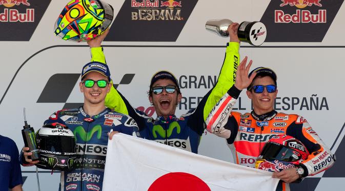  Rossi (tengah), berpose dengan peringkat kedua, Jorge Lorenzo (kiri), dan peringkat ketiga, Marc Marquez, di podium juara Sirkuit Jerez, Spanyol, Minggu (24/4/2016). (AFP/Jorge Guerrero)