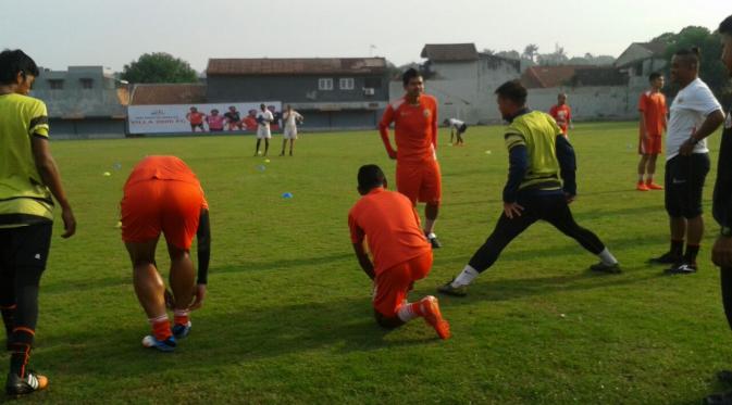 Bambang Pamungkas saat mengikuti sesi latihan Persija Jakarta di Lapangan Villa 2000, Pamulang, Tangerang Selatan, Senin (25/4/2016). (Liputan6.com/Marco Tampubolon)