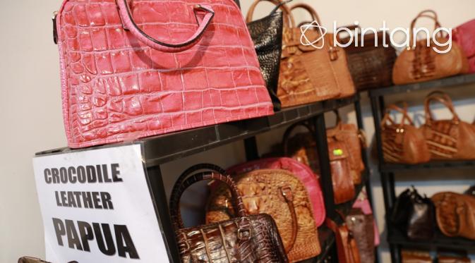 Jangan mengaku pecinta fashion item kalau belum punya tas bebahan kulit ini. (via: Galih W. Satria/Bintang.com)