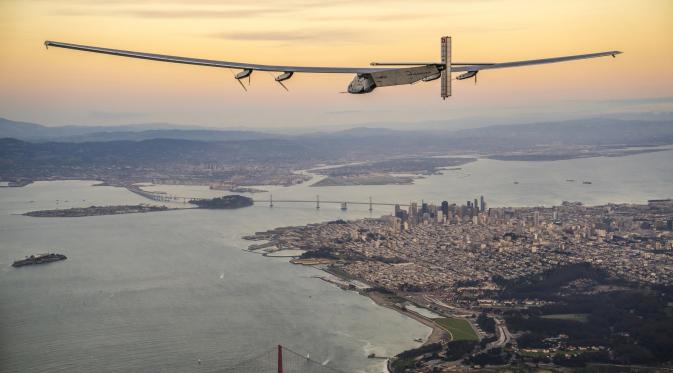 Solar Impulse 2 pesawat bertenaga surya terbang di atas jembatan Golden Gate di San Francisco, California, AS (23/4). Pesawat ini akhirnya tiba di California usai melakukan penerbangan hingga 62 jam dari Hawaii. (Jean Revillard/Solar Impulse/Reuters)