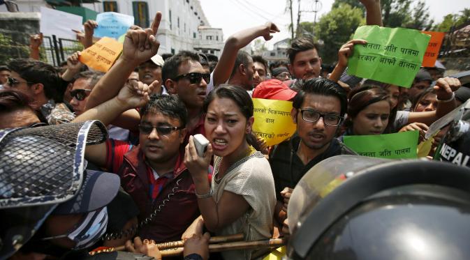Protes warga Nepal soal pembangunan yang lambat kepada warga korban gempa. (Reuters)
