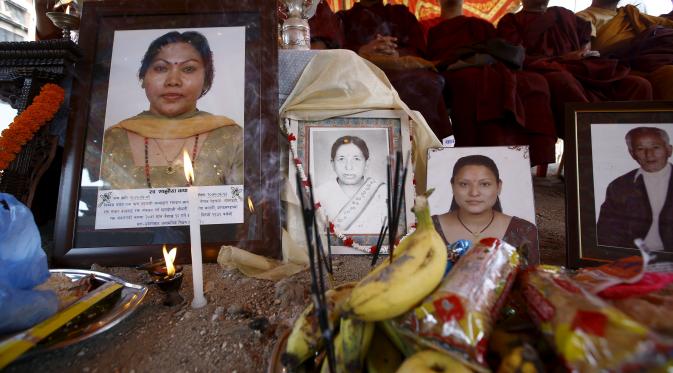 Karangan bunga untuk korban gempa Nepal. (Reuters)