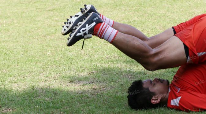 Bambang Pamungkas melakukan pemanasan saat berlatih bersama Persija Jakarta jelang Torabika Soccer Championship 2016 di Lapangan Villa 2000, Pamulang, Tangerang Selatan, Senin (25/4/2016). (Bola.com/Nicklas Hanoatubun)