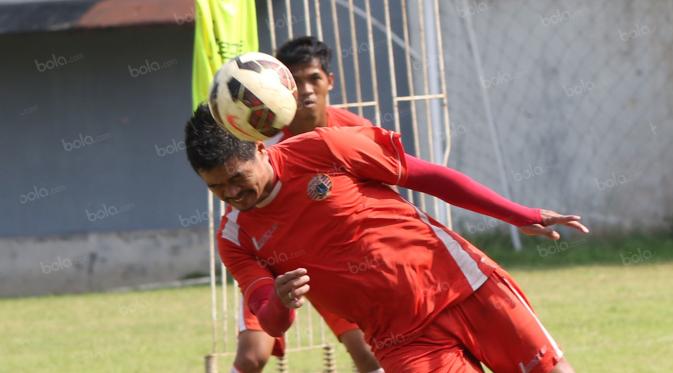 Bambang Pamungkas, berpeluang besar diturunkan selama 90 menit oleh Paulo Camargo. (Bola.com/Nicklas Hanoatubun)