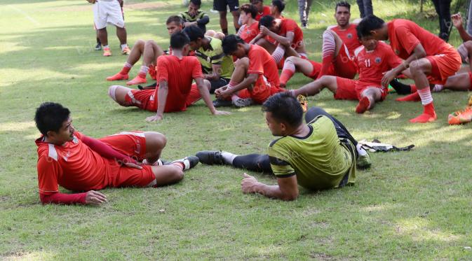 Bambang Pamungkas dan para pemain lainnya bersantai usai latihan di Lapangan Villa 2000, Pamulang, Tangerang Selatan, Senin (25/4/2016). (Bola.com/Nicklas Hanoatubun)