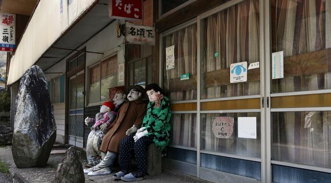 Boneka karya Tsukimi Ayano di Nagaro untuk menggantikan tetangga yang pindah atau meninggal. (Getty Images)