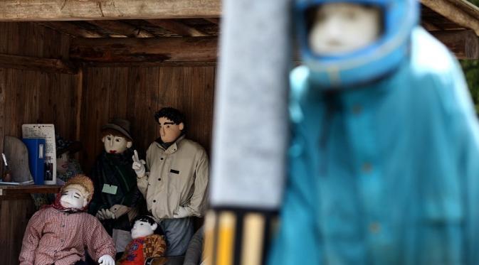 Boneka karya Tsukimi Ayano di Nagaro untuk menggantikan tetangga yang pindah atau meninggal. (Getty Images)