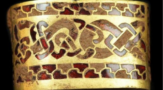 Harta karun emas Anglo Saxon (Ancient Origins).