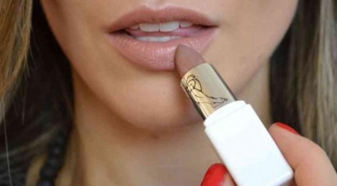 Memakai lipstik nude. (via: breaktime.co.id)
