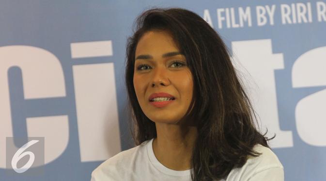 Adinia Wirasti saat konferensi pers film Ada Apa Dengan Cinta 2 di Jakarta, Senin (25/4/2016). (Liputan6.com/herman Zakharia) 