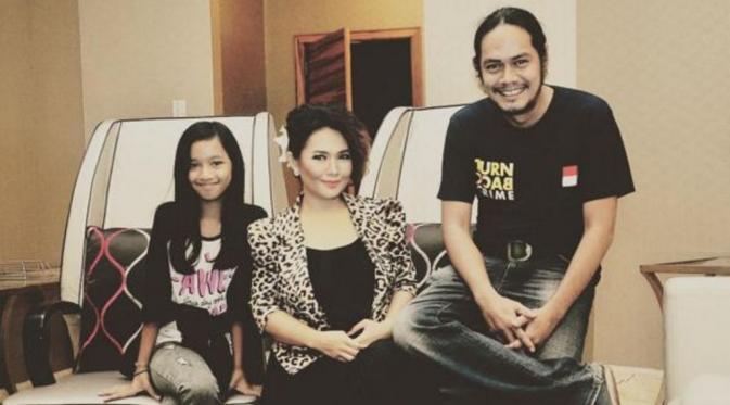 Dea Mirella bersama suami dan anak [foto: instagram]